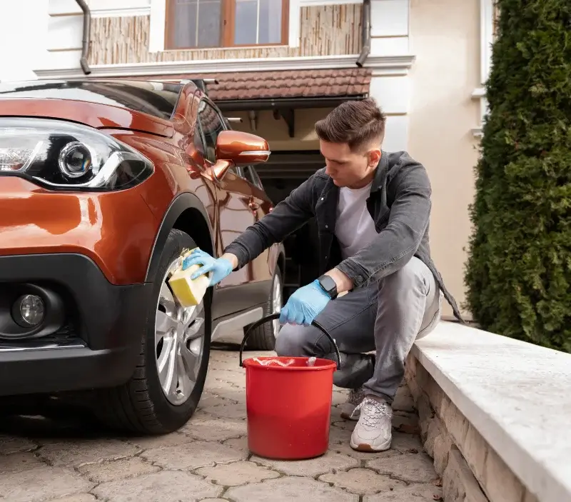 Lavage auto à domicile Saint-Aubin-le-Dépeint : professionnel intervenant sur un véhicule